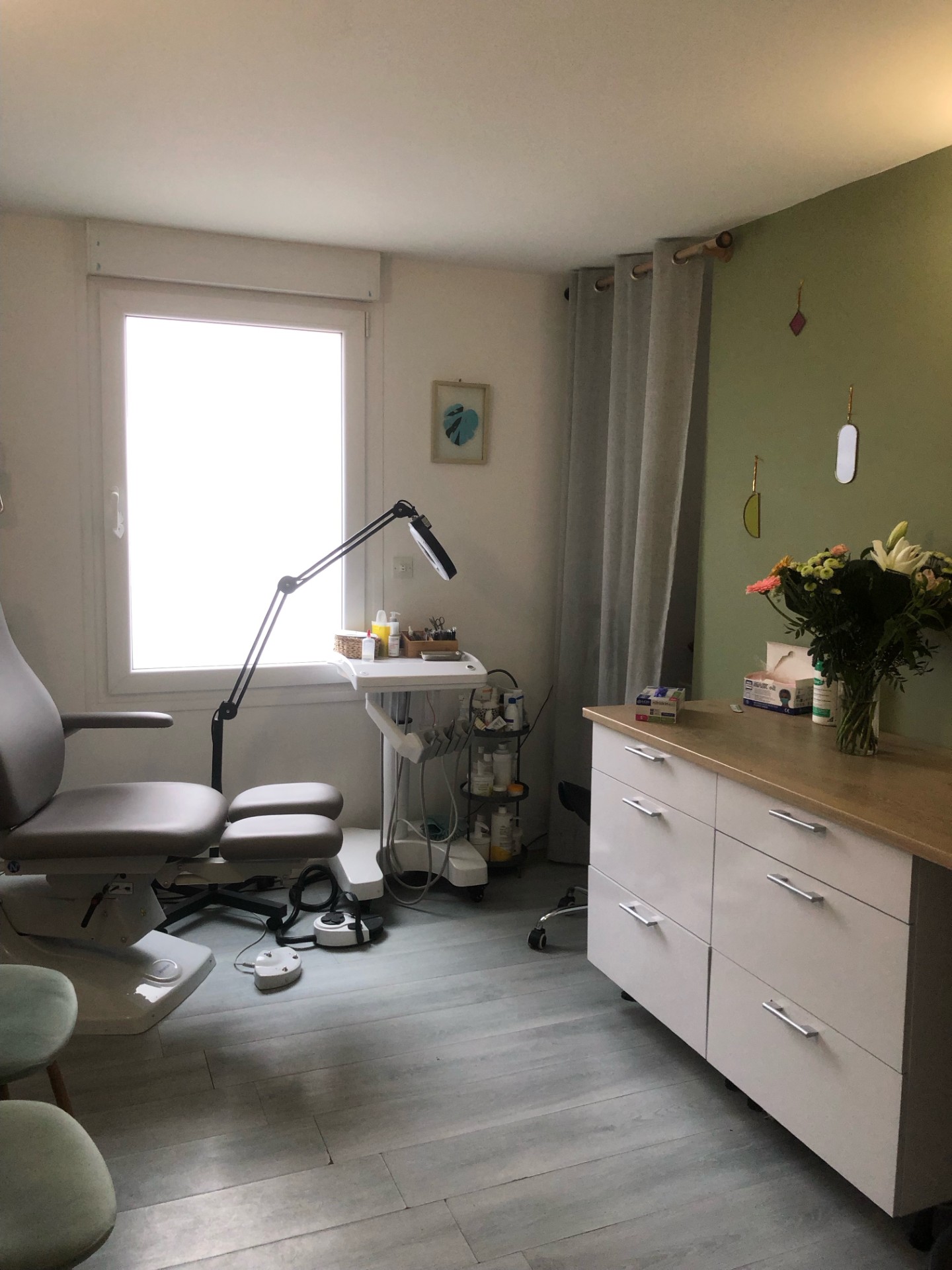 Salle de soins de pédicurie du cabinet d'Axelle Pessou